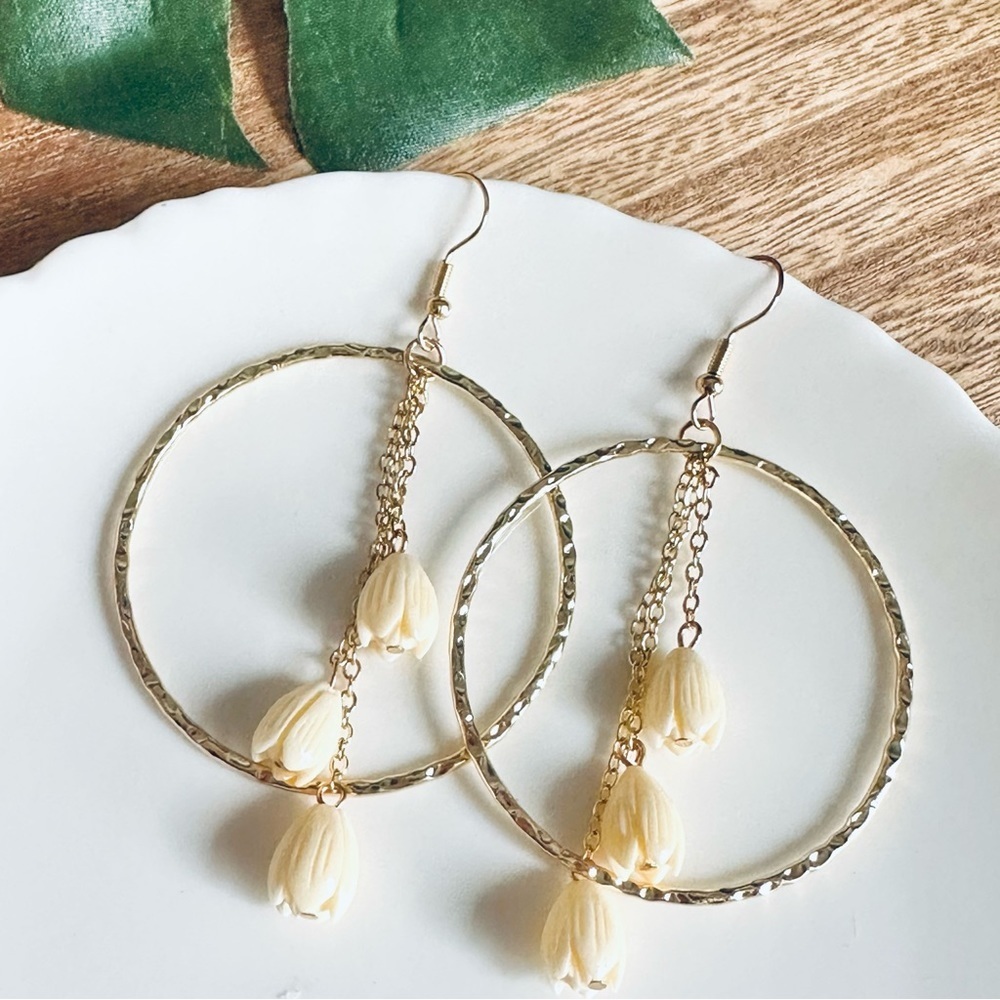 2/$30🌵 Hawaiian Faux Pikake Shell Gold Hoop Flower Tassel Earrings NEW Bohemian